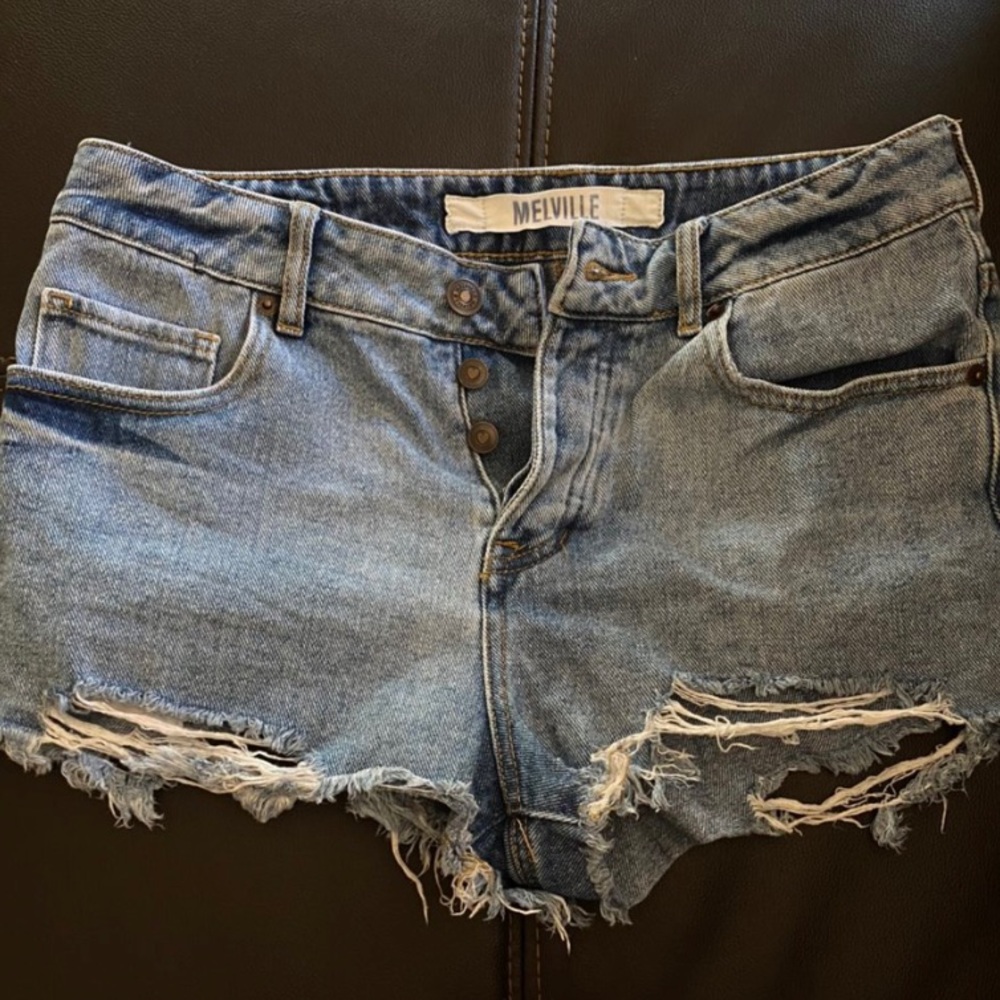 cute ripped shorts:)
